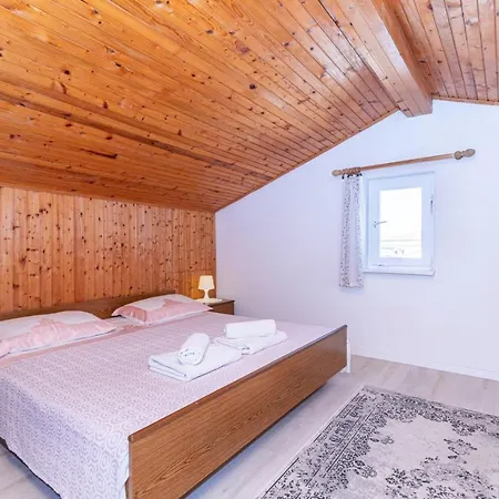 Ada Near The Sea ポレッチ