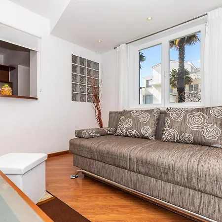 Ada Near The Sea Гостьовий будинок