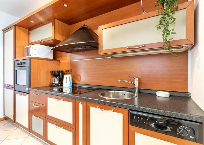 Ada Near The Sea Гостьовий будинок