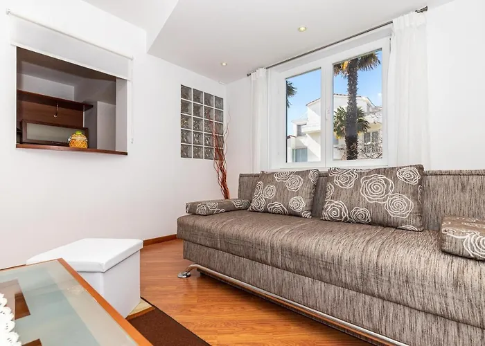 Ada Near The Sea Гостьовий будинок