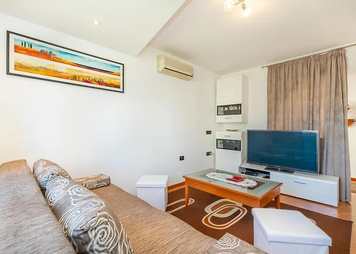 Ada Near The Sea Гостьовий будинок Пореч